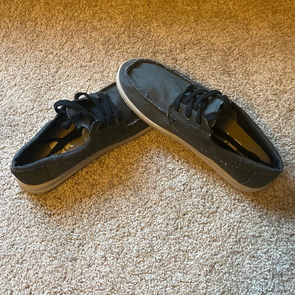 Sanuk men’s canvas lace up boat shoes. Size 10